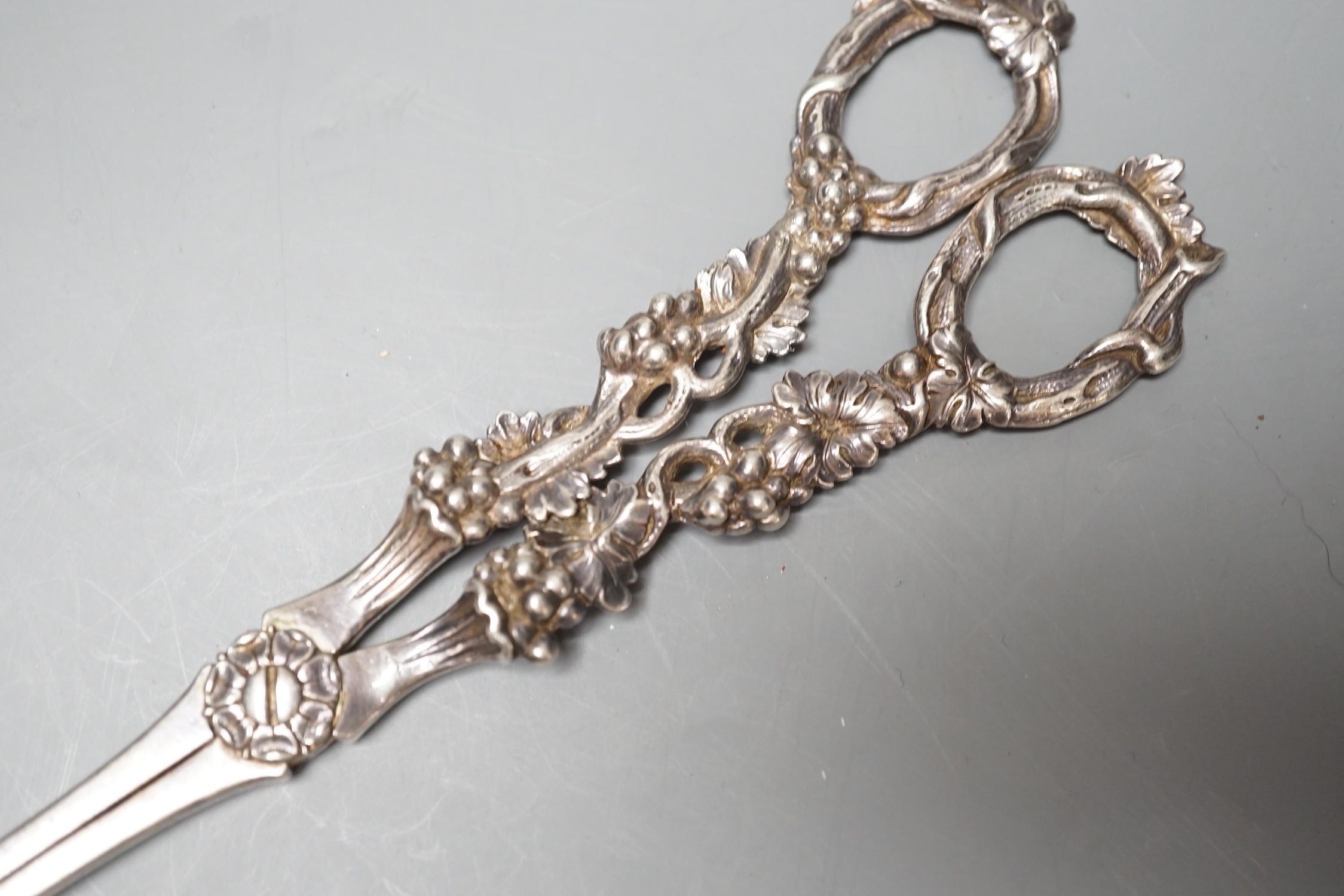 A pair of William IV silver grape scissors, London, 1832, no maker's marks, 18cm, 120 grams.
